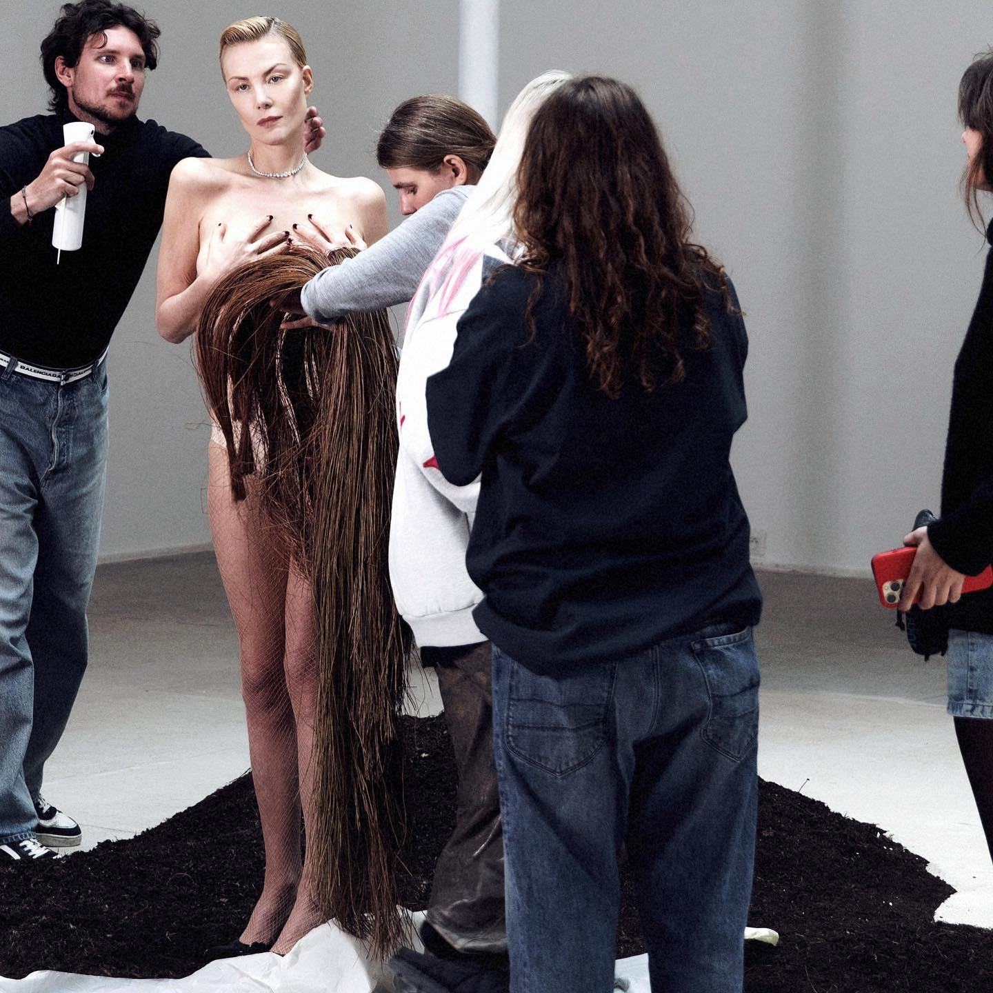 Рената Литвинова с обнаженной грудью украсила обложку модного издания